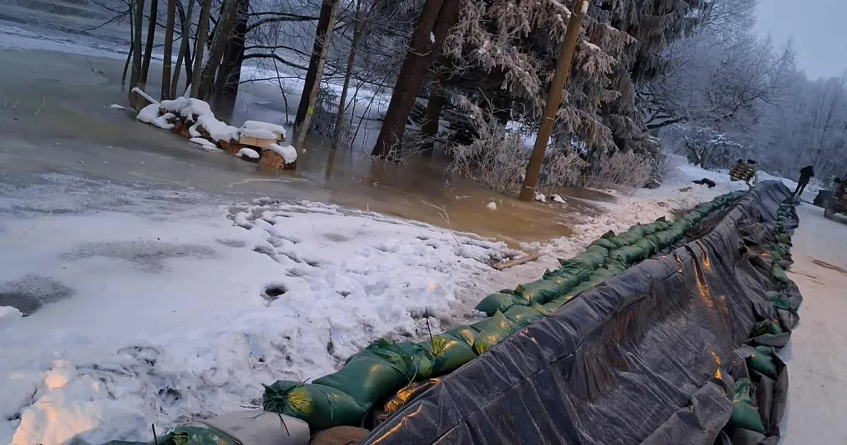 PILDID ⟩ Põltsamaal tuli öösel hakata tõrjuma üle kallaste tunginud jõevett, kaalutakse jäätammi lõhkamist