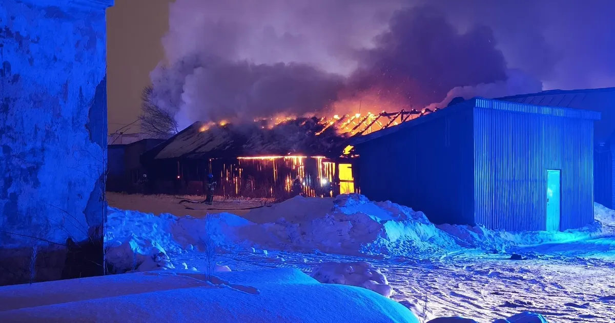 VIDEO SÜNDMUSKOHALT ⟩ Tulekahju Kristiines: Kadaka teel põleb hoone suure leegiga