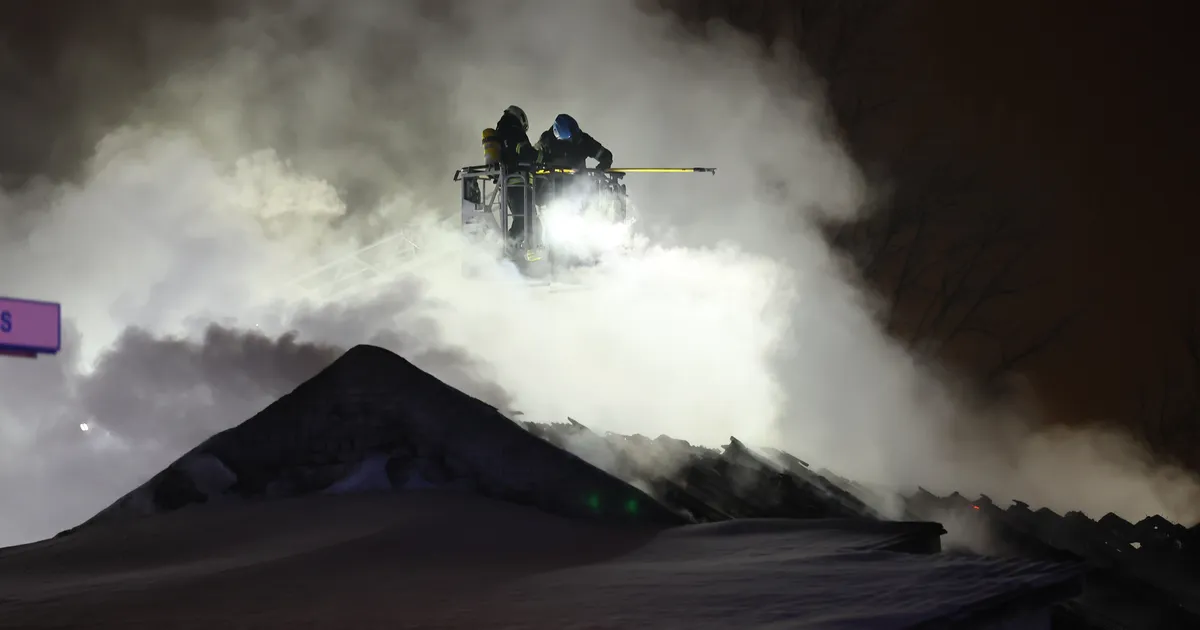 FOTOD ⟩ Kadaka teel põles lahtise leegiga ladu, 25 inimest evakueeriti hoonest