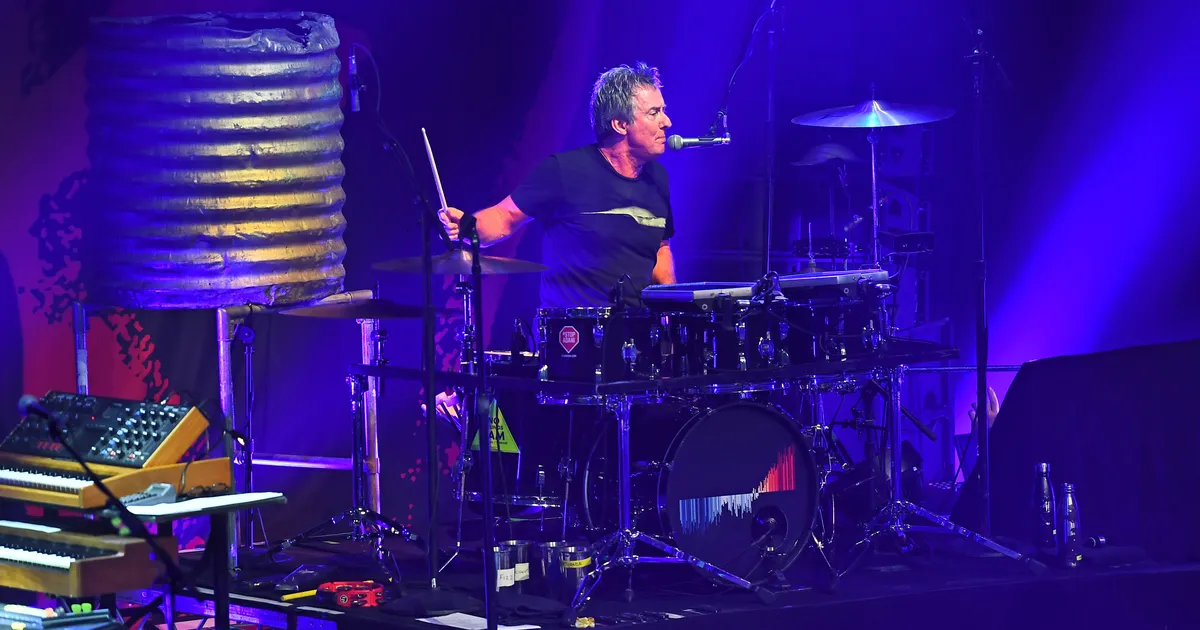 Suri Austraalia kultusbändi Midnight Oil asutajaliige ja trummar