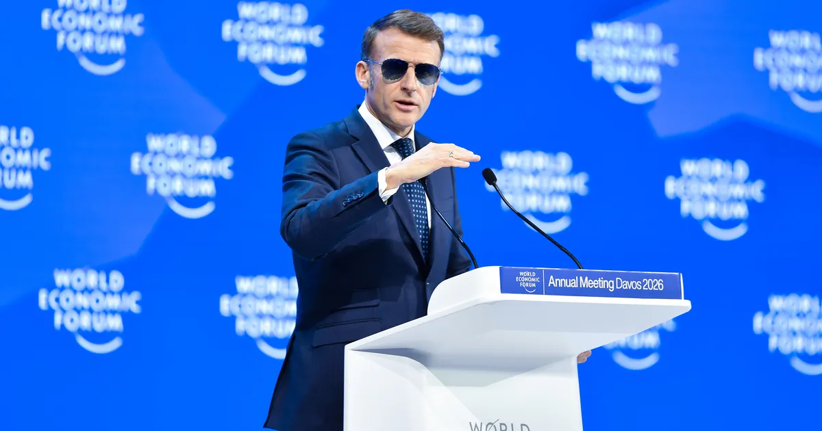 Päikeseprille kandvat Macroni saadavad võrdlused Tom Cruise'iga