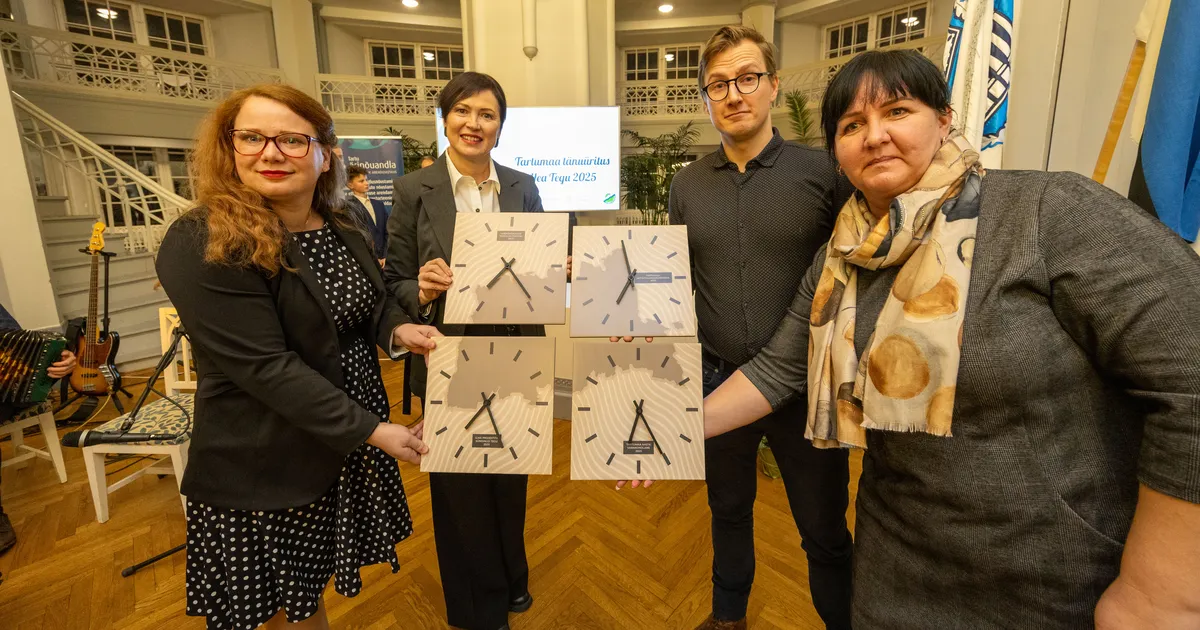 GALERII ⟩ Tartumaa suurimad heategijad said oma panuse eest käsitsi meisterdatud seinakellad