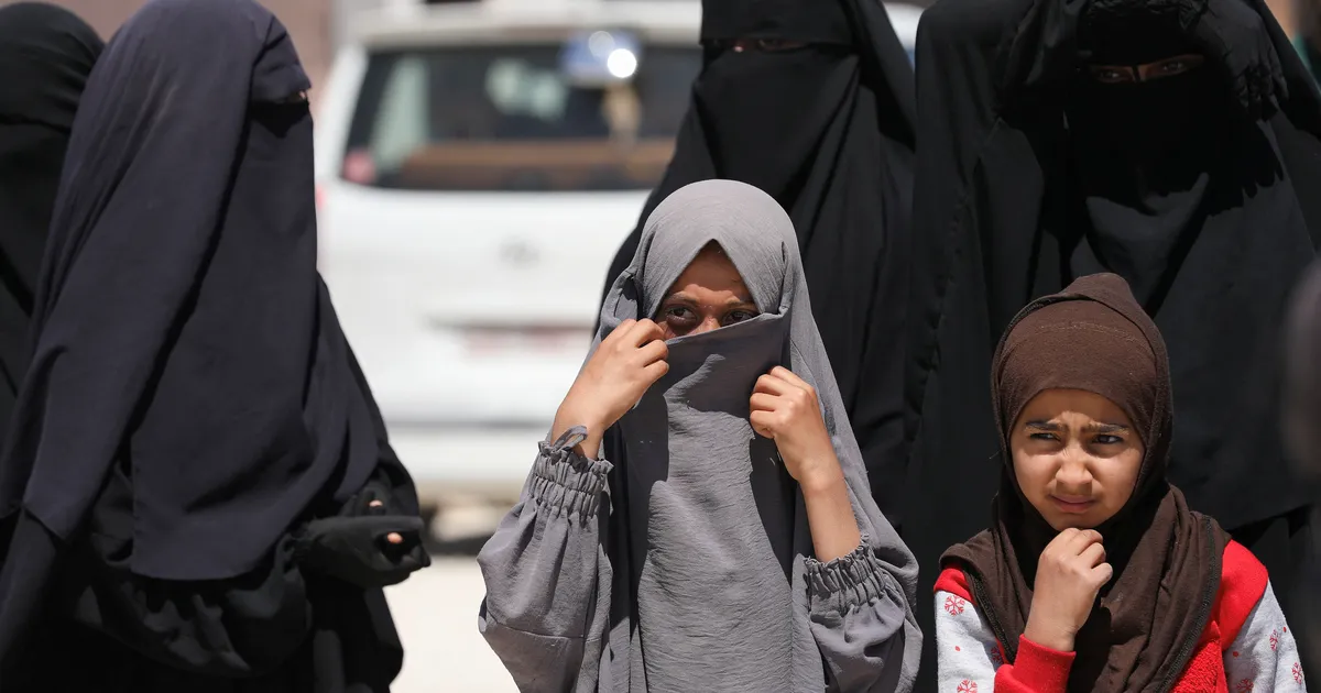 Islamivõitlejate naised pagevad valitsusvägede kätte langenud Süüria suurimast põgenikelaagrist