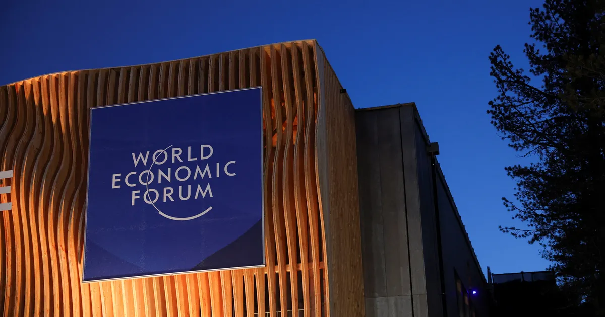 FOTO ⟩ «Ei mingeid kuningaid!» Maailma juhtide tippkohtumisel ilmus mägedele hiigelsuur protestisõnum