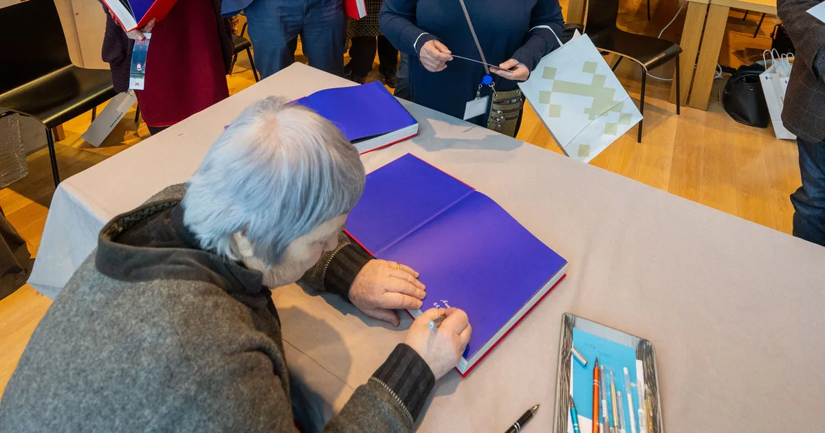 GALERII ⟩ Anu Raua elutööraamatusse autogrammi soovijad seisid mitmekümnekesi kahes sabas
