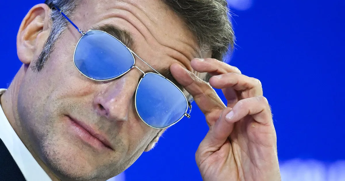 Trendiplahvatus Davosis: Macron peitis punast silma piloodiprillide taha ja kukutas luksusbrändi kodulehe