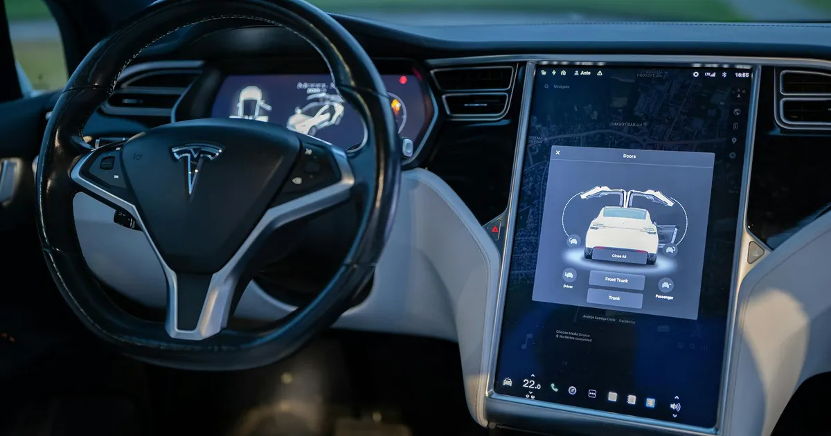 Häkkimisüritusel langes Tesla infosüsteem kohe esimesel päeval