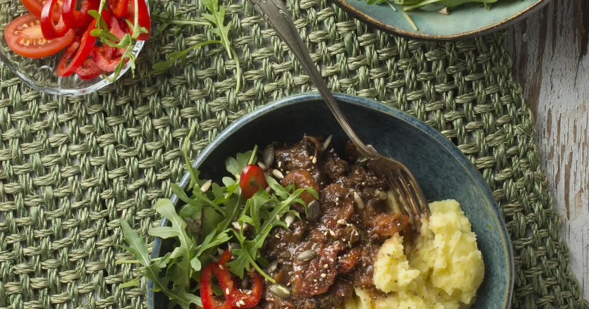 NÄDALA RETSEPTID ⟩ Tummisel pajal on pidu. Neli talvist hautist