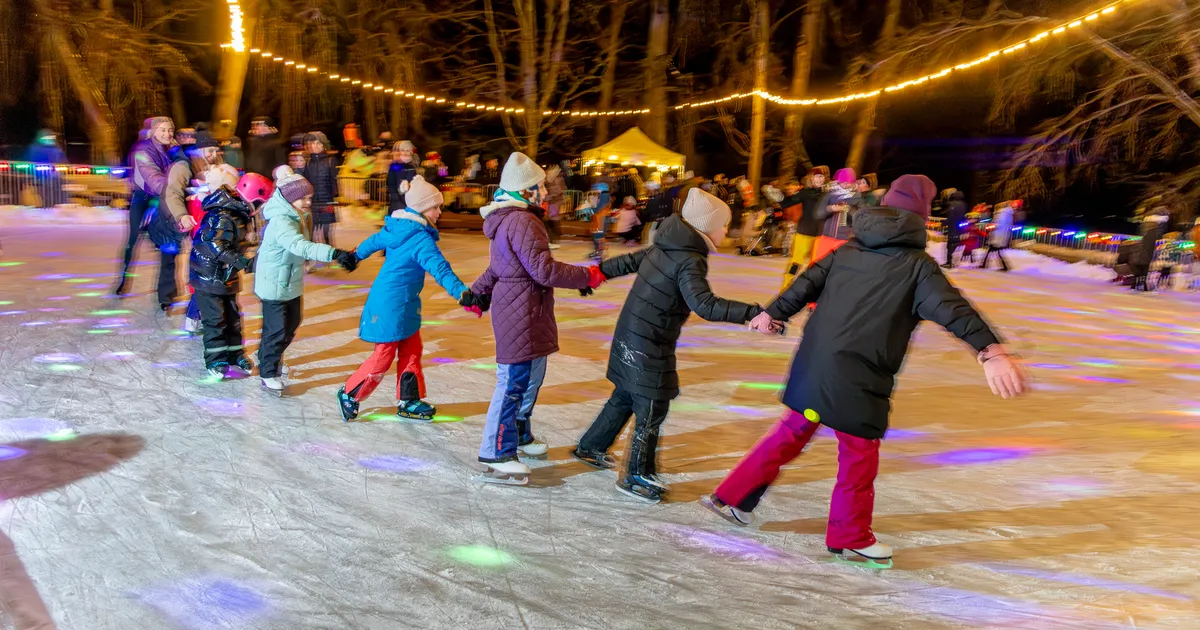 VIDEO JA GALERII ⟩ Audrus toimus aktivistide loodud liuväljal esimene uisudisko
