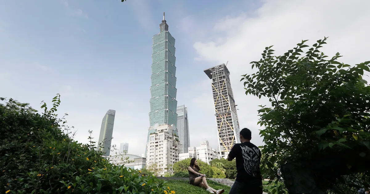 NÄRVEKÕDITAV! ⟩ Vaata, kuidas mees ronib ilma igasuguse julgestuseta maailma ühe kõrgeima pilvelõhkuja tippu