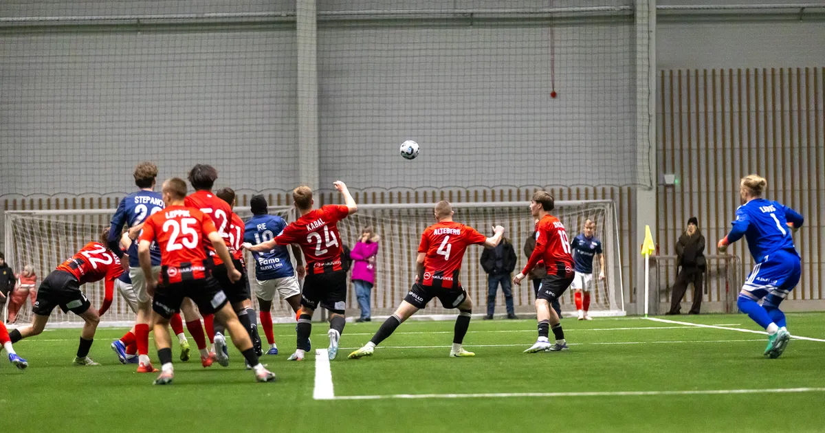 PIILU SISSE ⟩ Jalgpallihallis tehti ametlike mängudega algust päev enne avamist