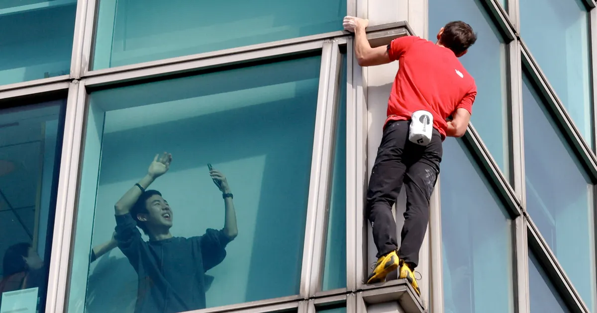 VAATA ⟩ 508 meetrit tühjust jalge all: Alex Honnoldi ronimine pilvelõhkuja tippu, mida jälgis kogu maailm