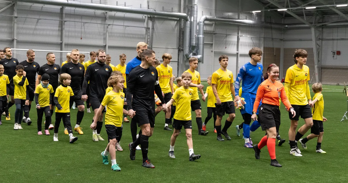 Rakvere jalgpallihalli avapidu lõppes JK Tarva endiste ja praeguste mängijate mõõduvõtuga