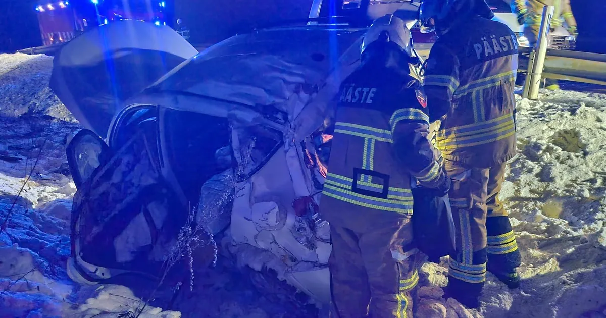 PILDID ⟩ Ida-Virumaalt Tartusse koera järele sõitnud naine paiskus tagasiteel autoga üle katuse