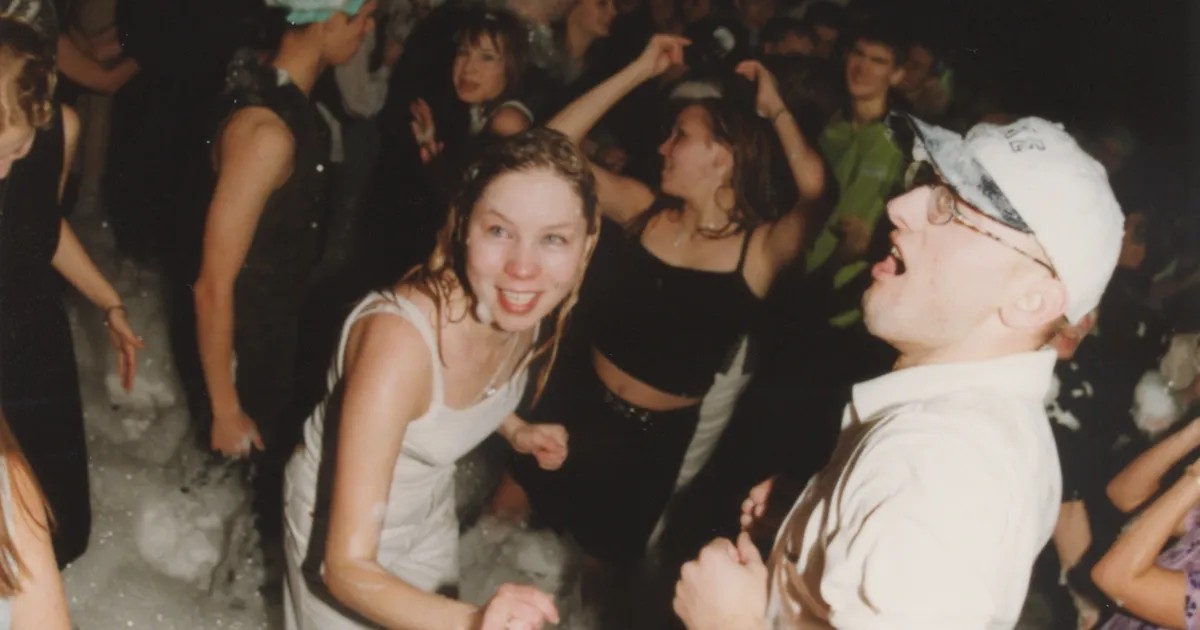 PEOHUNDI MEENUTUSED ⟩ Saunaga VIP-ala, kasiino ja tohutud järjekorrad: 30 aastat tagasi avati legendaarne klubi Dekoltee