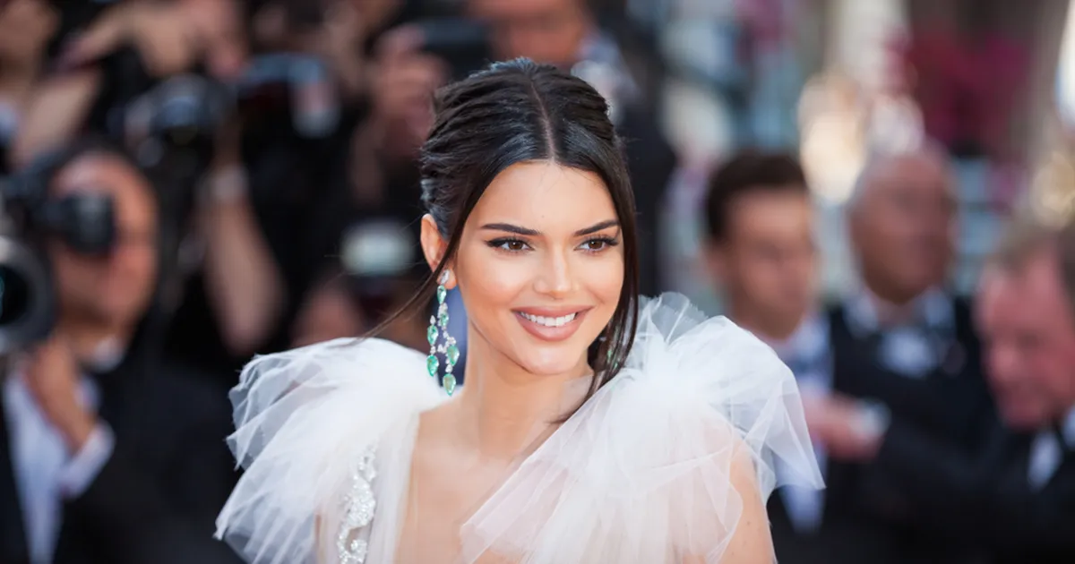 KUUMAD PILDID ⟩ Kendall Jenner viskas riided seljast ja poseeris voodilinade vahel