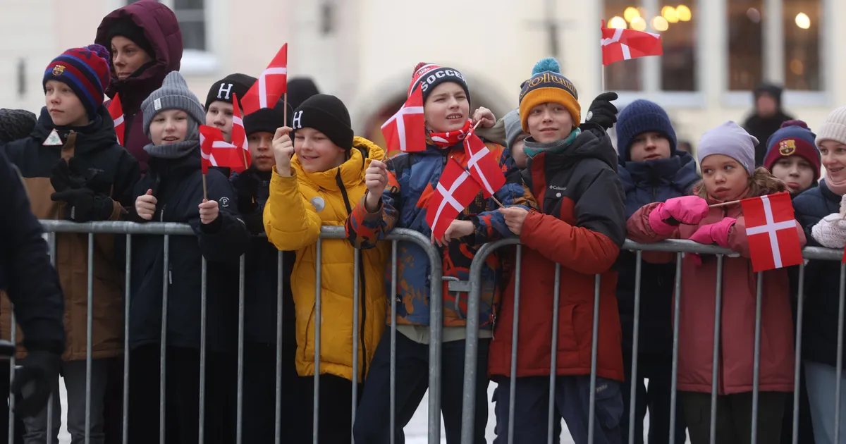 OTSEPILT JA FOTOD ⟩ Taani kuningas ja kuninganna tervitavad Tallinna Raekoja platsil rahvast