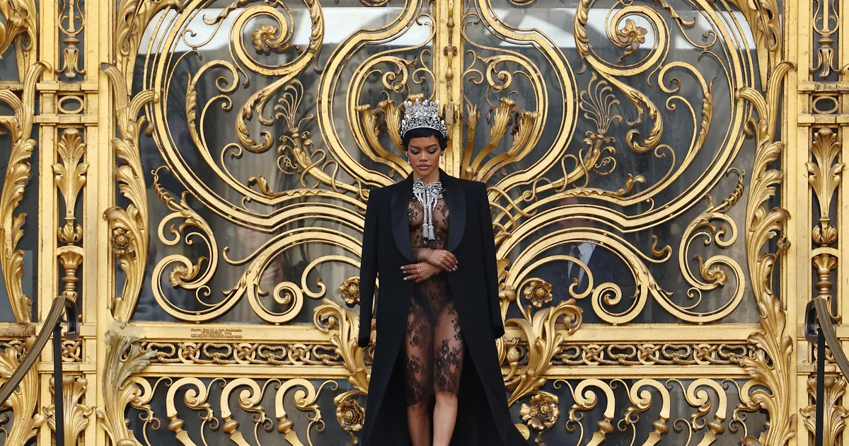 FOTOD JA VIDEOD ⟩ Külmakraadid käigu kuradile! Pariisi moenädalal välkus talveilmast hoolimata paljast ihu