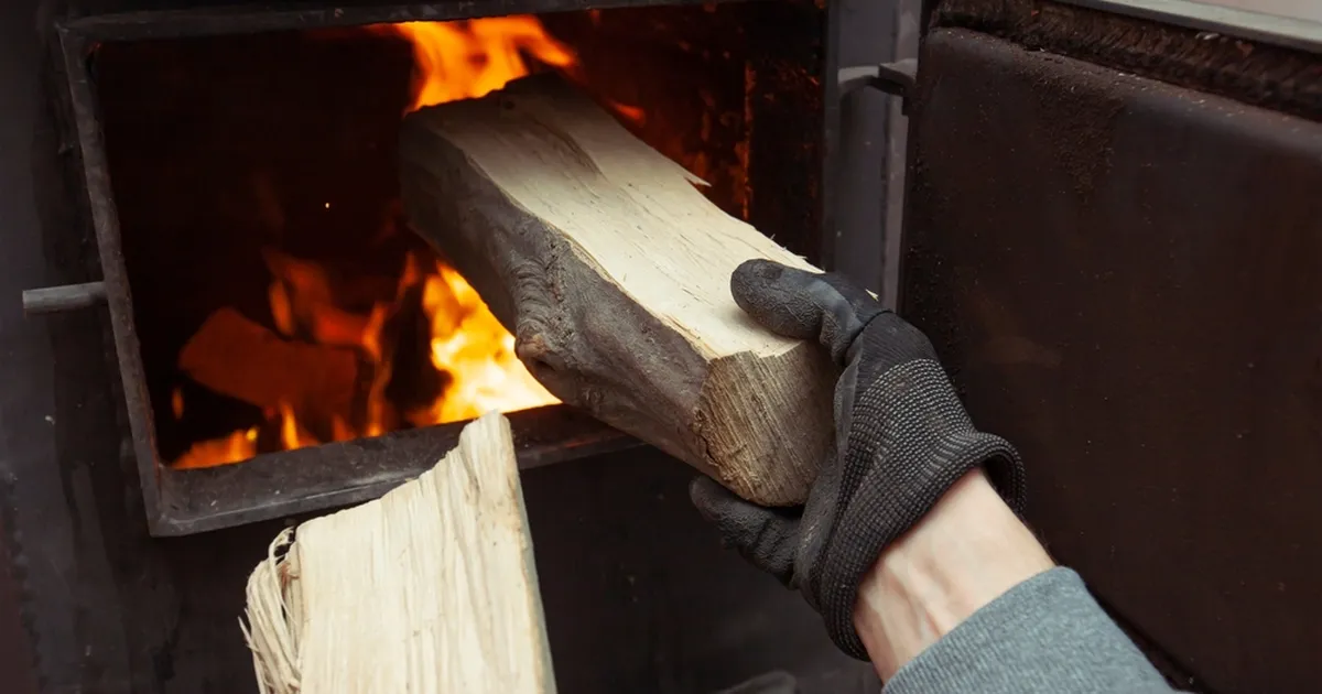 Korstnapühkija hoiatab: märgade puudega kütmine on ohtlikum, kui arvad