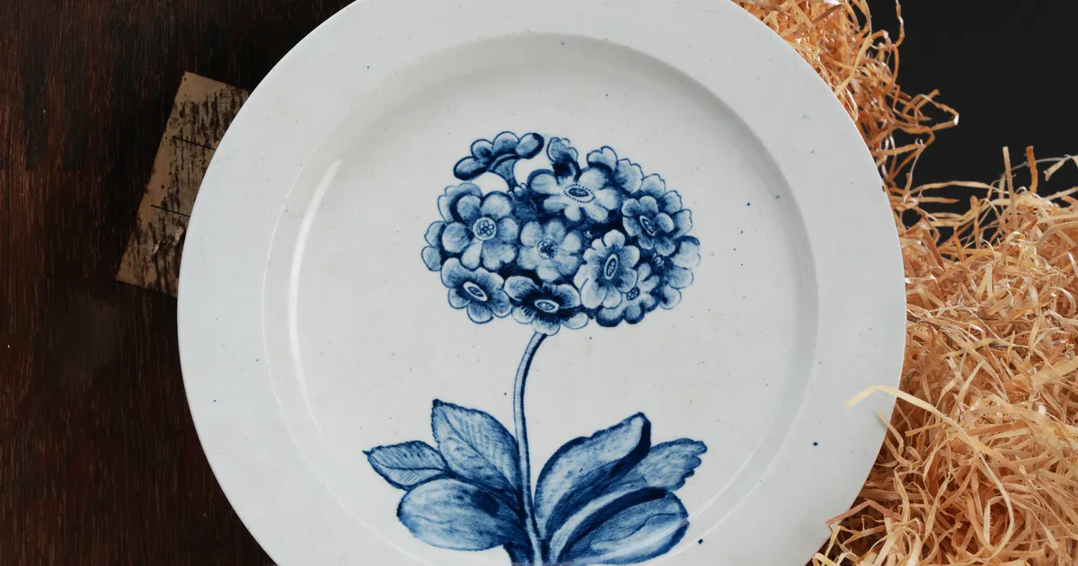 USKUMATU LEID ⟩ Pool sajandit pööningul vedelenud taldrik maksab uue auto hinna