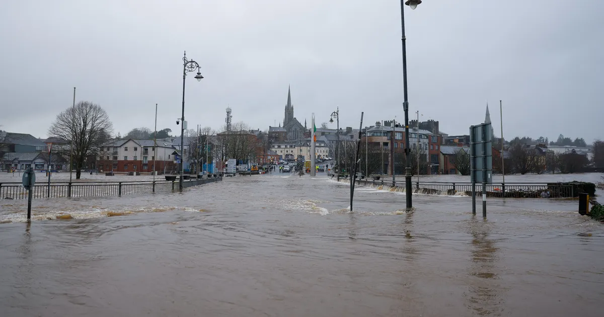 VIDEO ⟩ Sajad asulad Ühendkuningriigis ja Iirimaal on talvetormi järel silmitsi üleujutustega