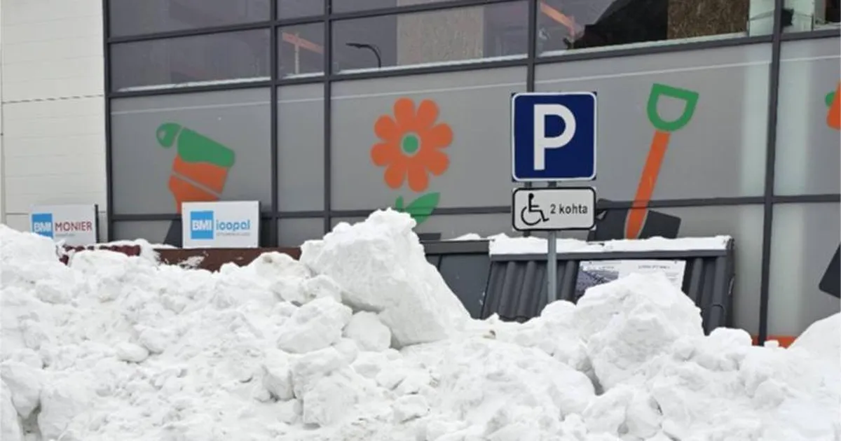 FOTOD ⟩ Liikumispuudega inimene ei saanud parkida talle ette nähtud kohale. «Paha tunne, et pidime auto keelatud alale jätma!»