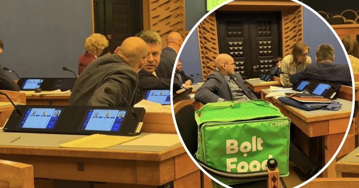 KLÕPS ⟩ «Repinski sõitis taksot, Seeder ja Reinsalu kullerdavad!» Riigikogu saali toodud toidukulleri kott võeti ühismeedias ette