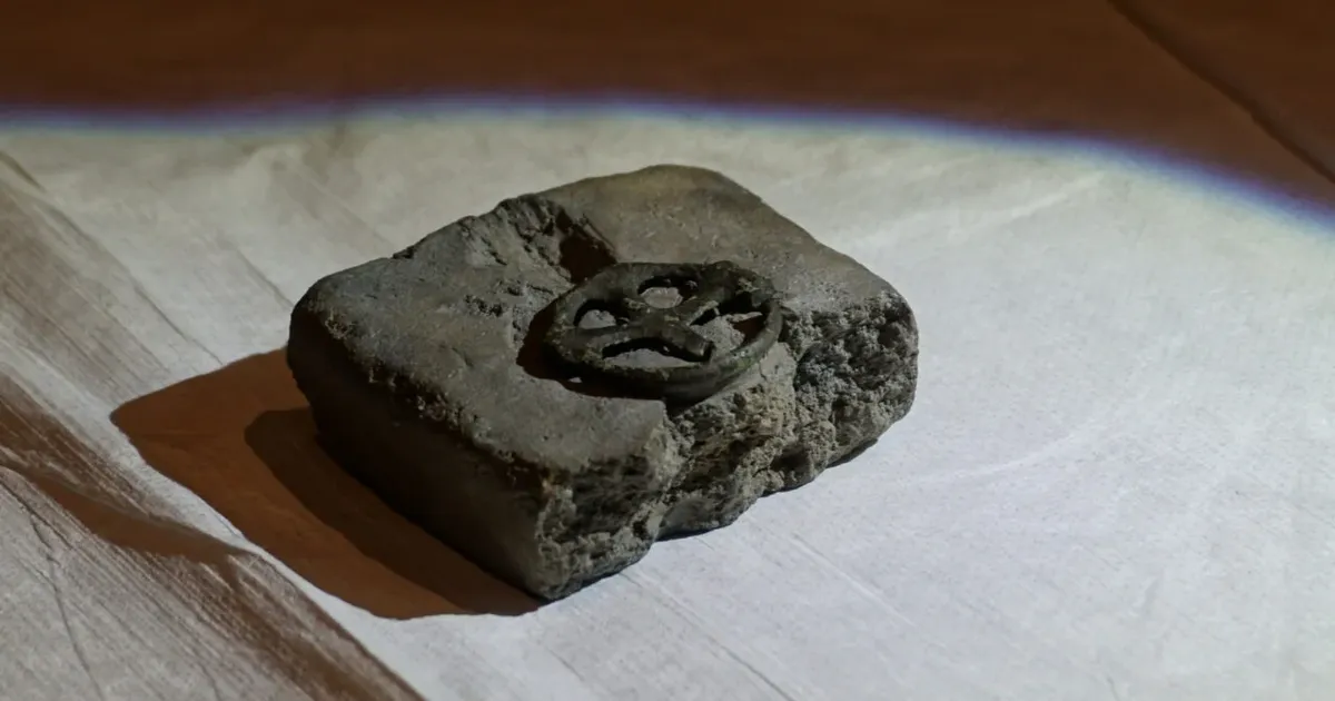 Just leitud pronksrist sobib nagu valatult neli aastakümmet varem leitud vormi