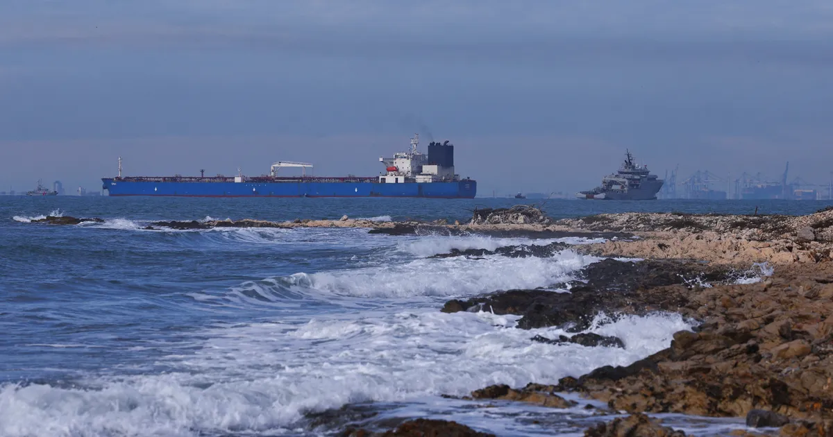 Aafrika rannikul hätta sattunud Vene tankerit arvatavasti rünnati