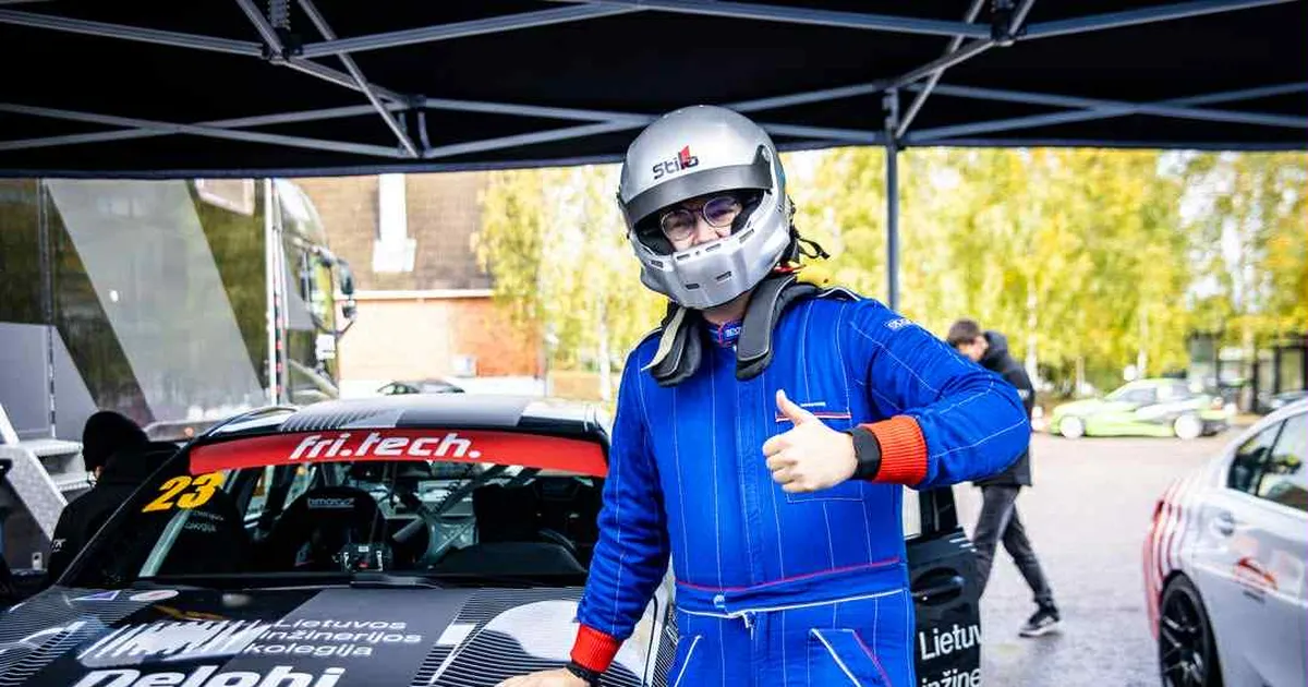 CORNER 1 ⟩ Kuidas liikuda virtuaalsest võidusõidust suurde maailma? – vestlus simracer Silver Jõffertiga