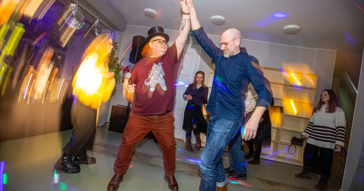 GALERII ⟩ Eesti kirjanduse päev lõppes Tammsaare juures meeletu tümakaga