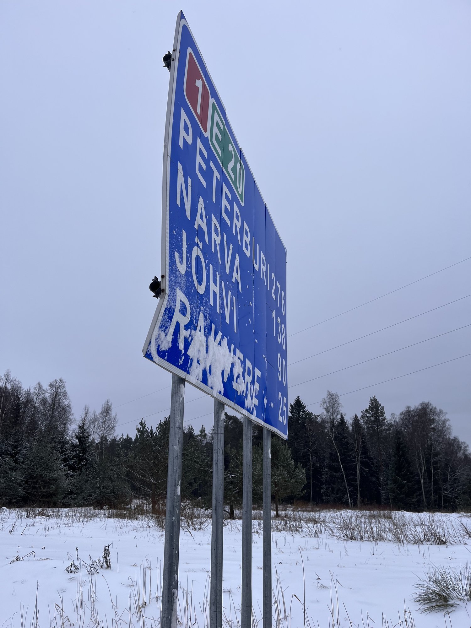 Maksumaksja raha raiskamine? Uued liiklusmärgid ei pea talvele vastu