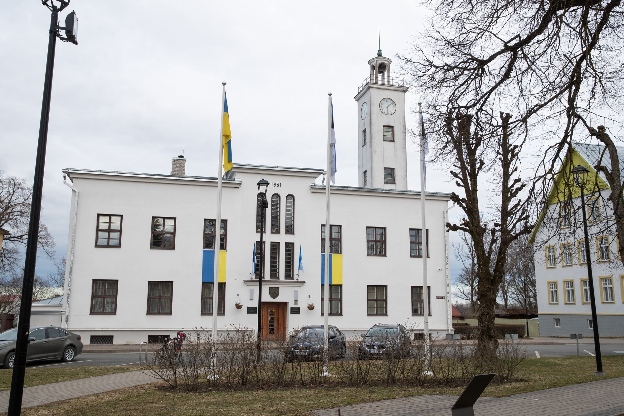 Viljandi endised linnapead: kutsume Viljandi linnapead ja -valitsust viivitamatult raekojalt eemaldatud sümboolikat ennistama