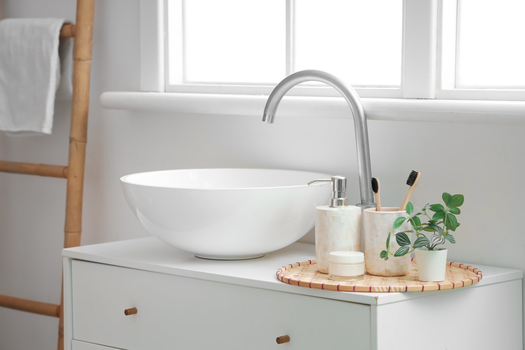 Miks peaksid oma hambaharja hoidma alati suletud kapis, mitte kraanikausi äärel?