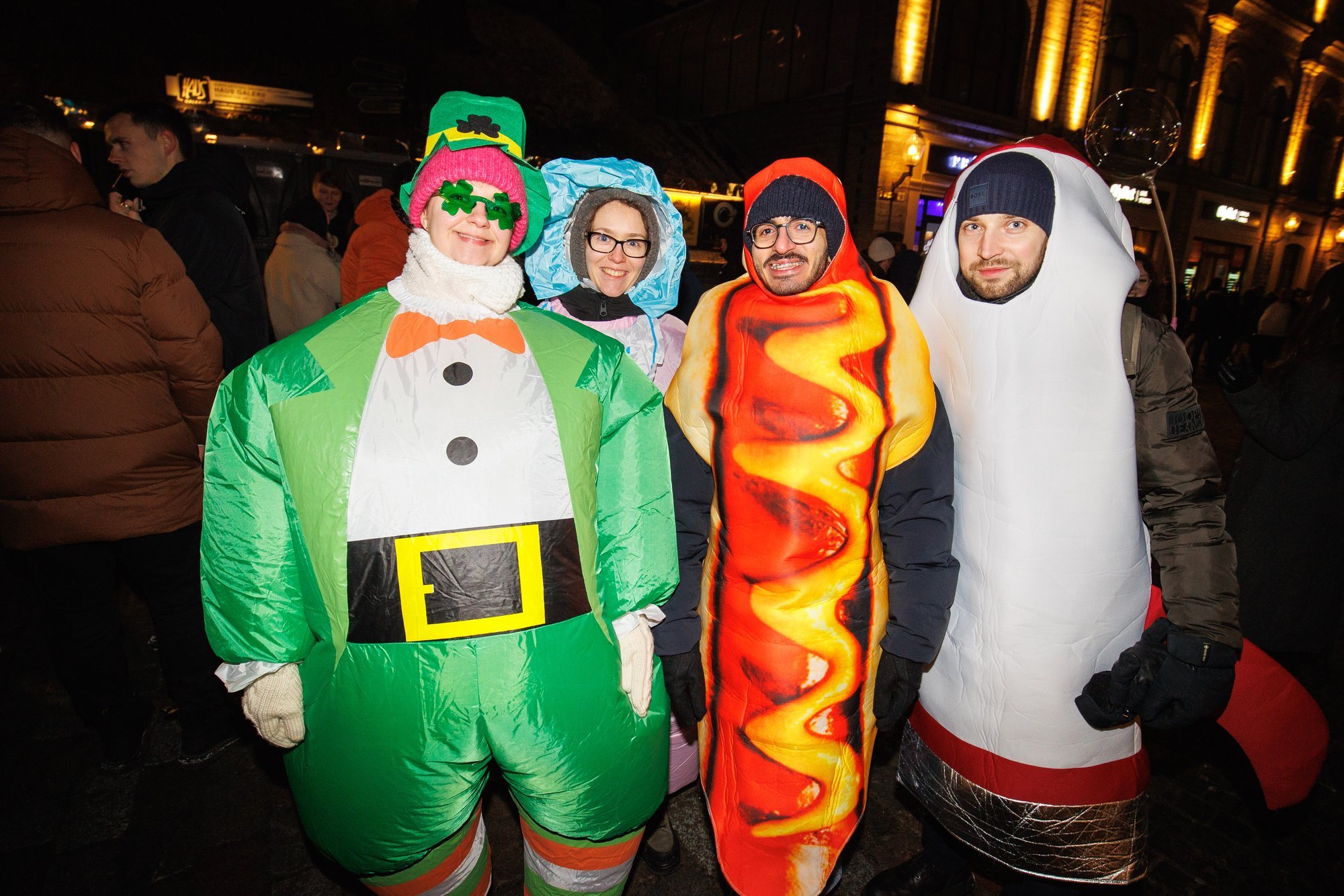 FOTOD | Tähistamine päädis kaklustega! Joviaalses meeleolus pidulised ei hoidnud end Tallinna vanalinnas tagasi