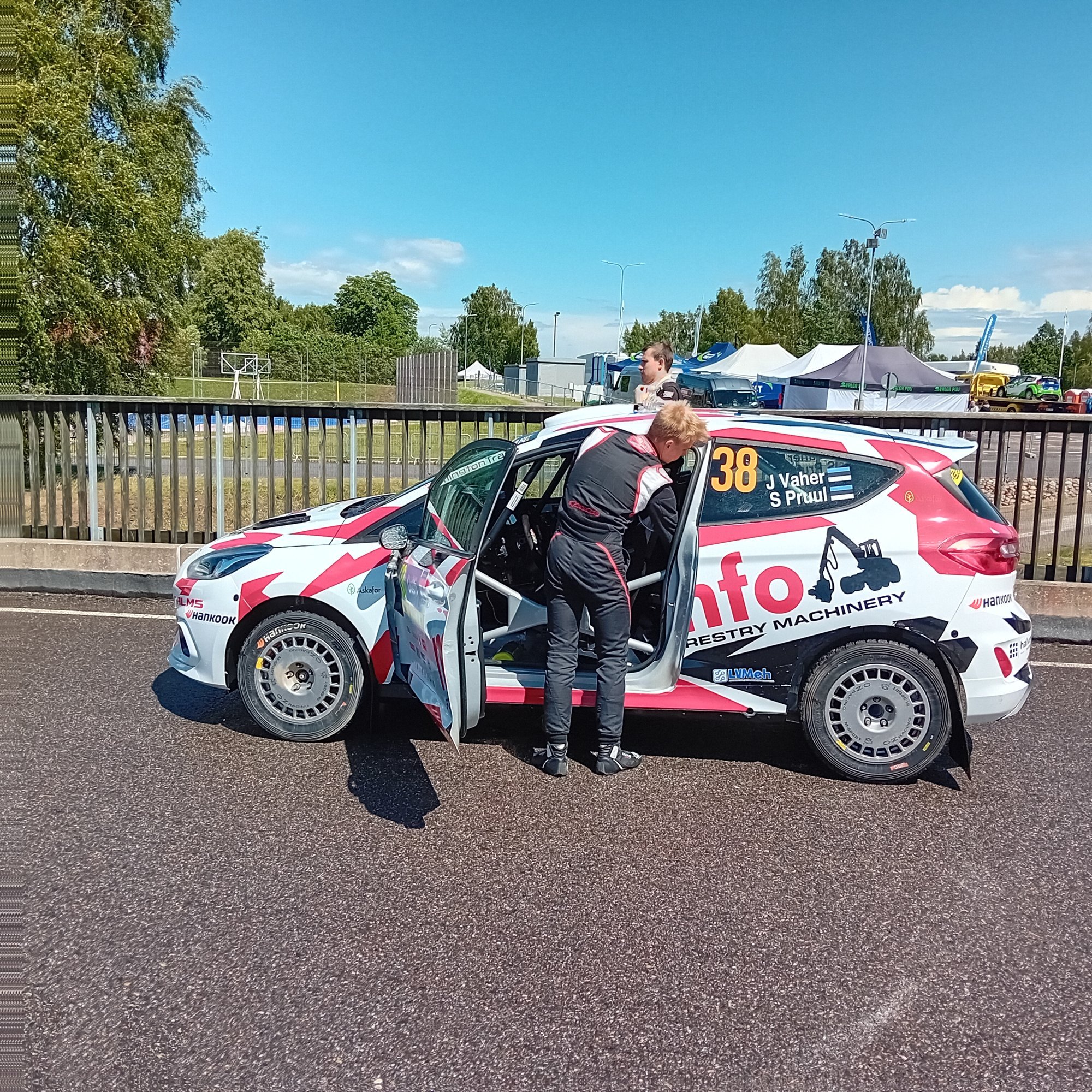 VIDEO | Jaspar Vaher sõitis Soome rallil teelt välja