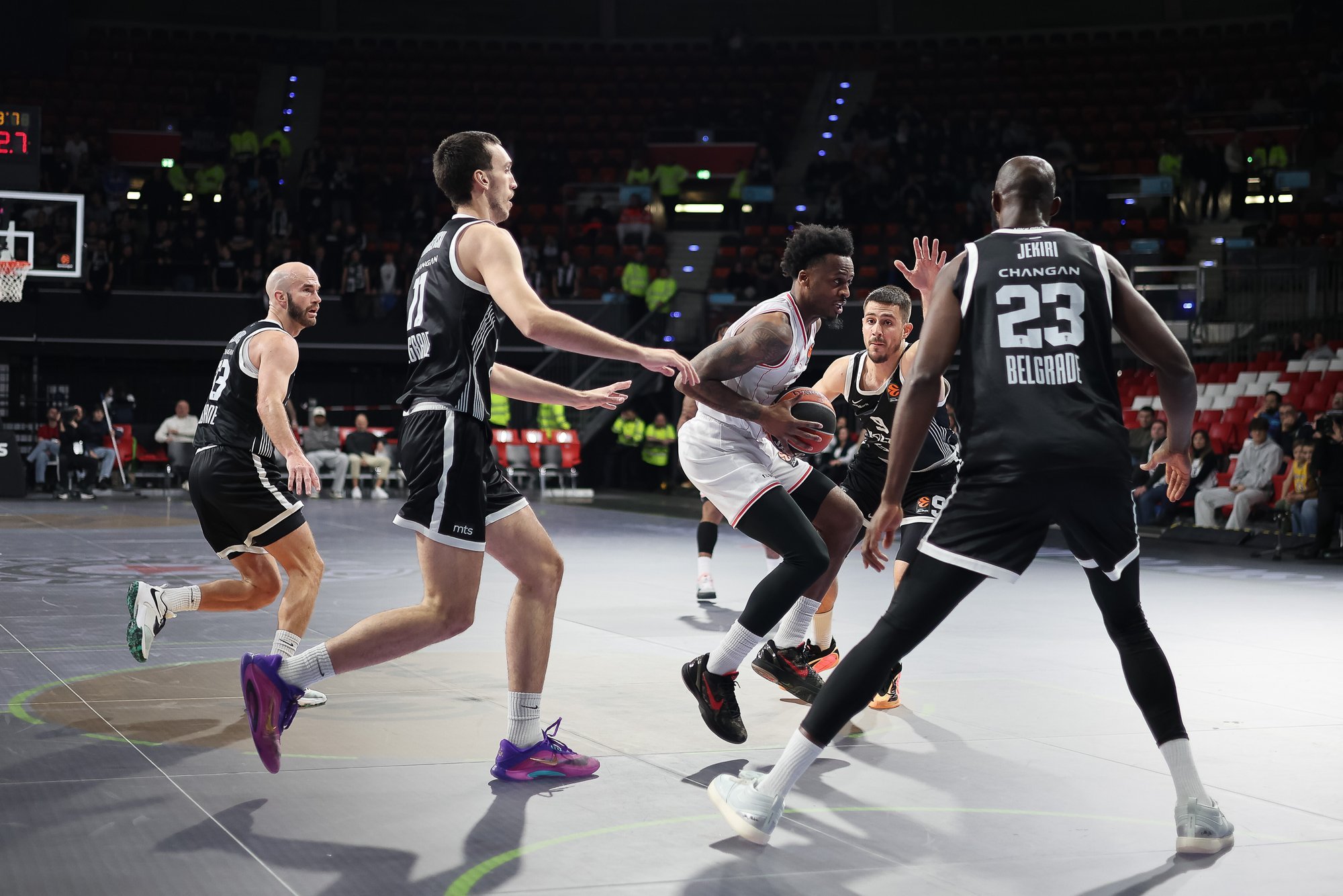 VIDEO | Euroliigat juhtiva Hapoeli omanik jalutas mängu ajal platsile ja kurjustas kohtunikega