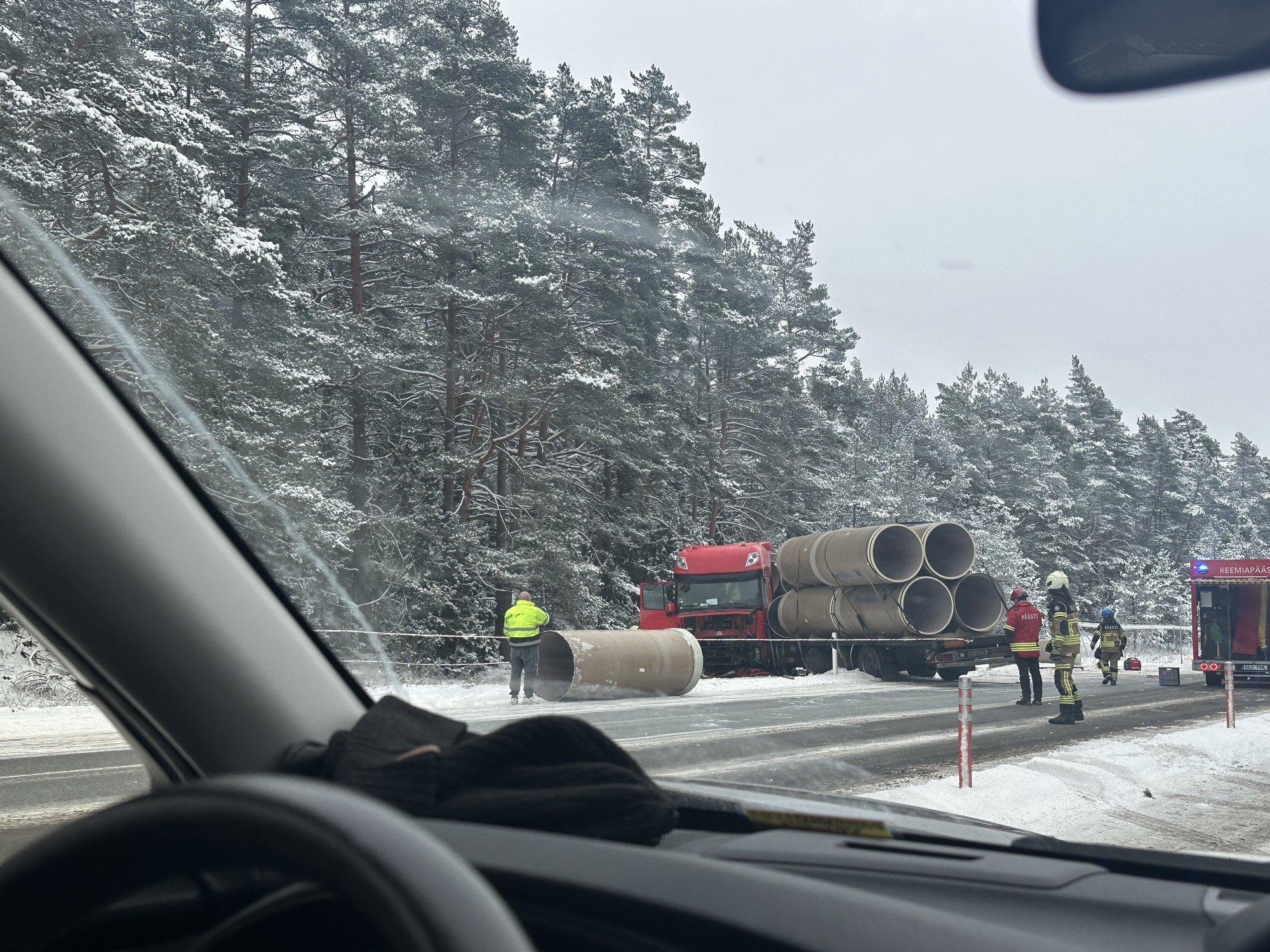 FOTOD | Tallinn-Pärnu maanteel on liiklusõnnetuse tõttu üks sõidusuund suletud