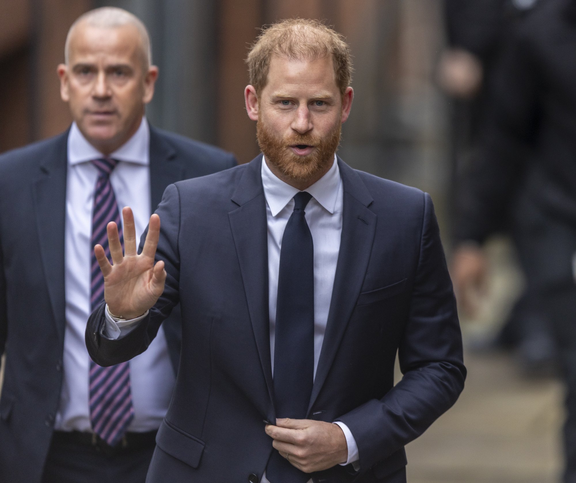 Prints Harry lendas Ühendkuningriiki järjekordsele kohtuprotsessile. Oma isa ja vennaga tal kohtuda ei õnnestu