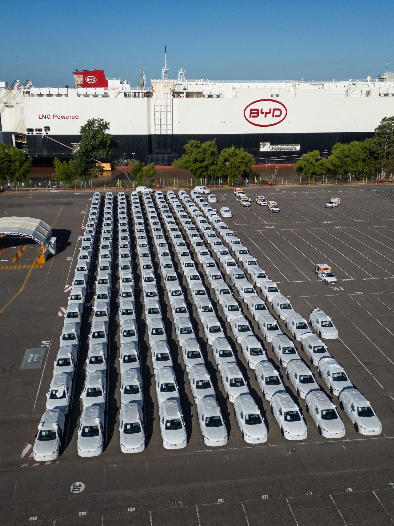 Vene autoturul käib järsk langus ja hiinlased panevad massiliselt esindusi kinni