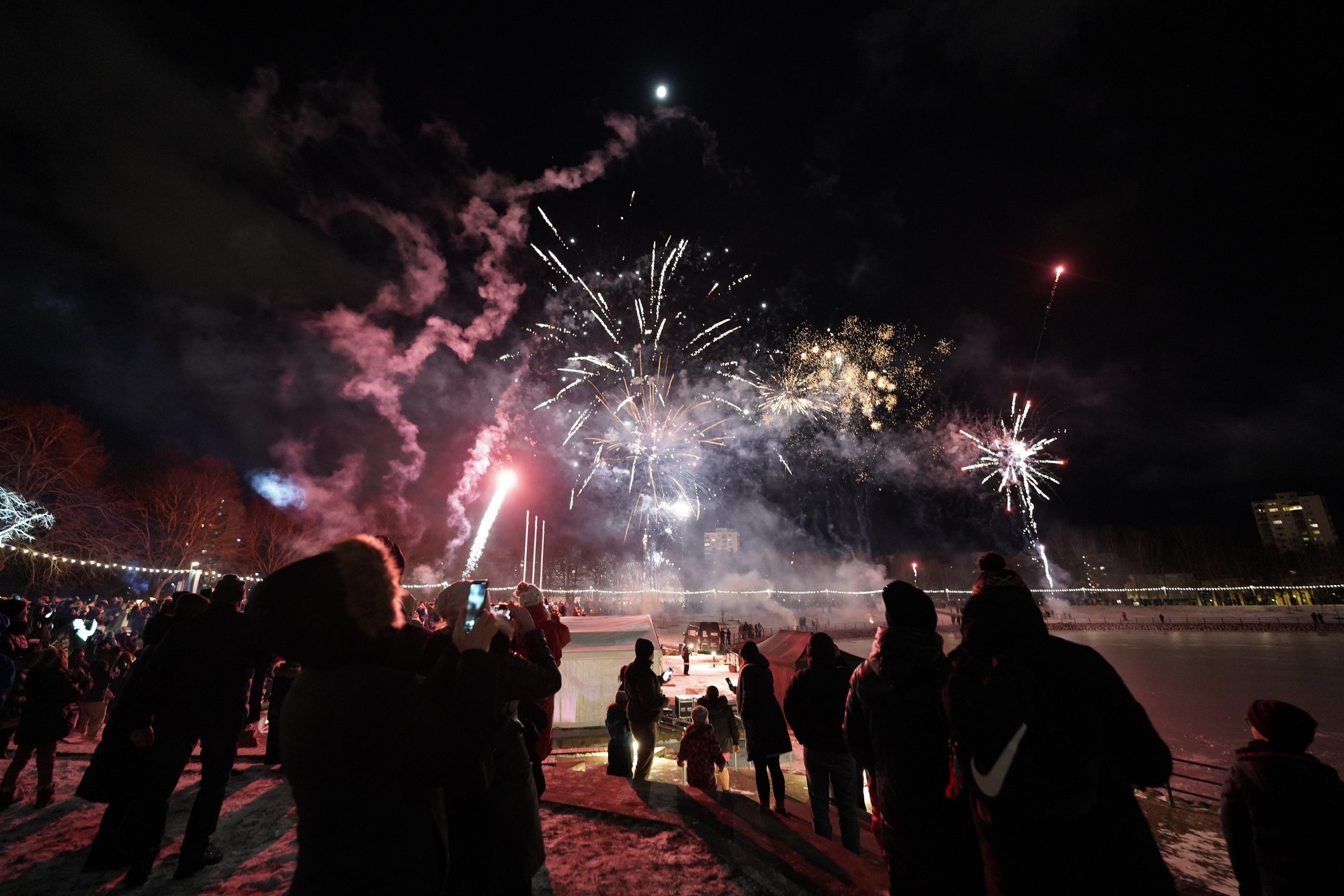 FOTOD | Õismäel võeti uus aasta vastu tiigi juures ilutulestiku ja säraküünaldega