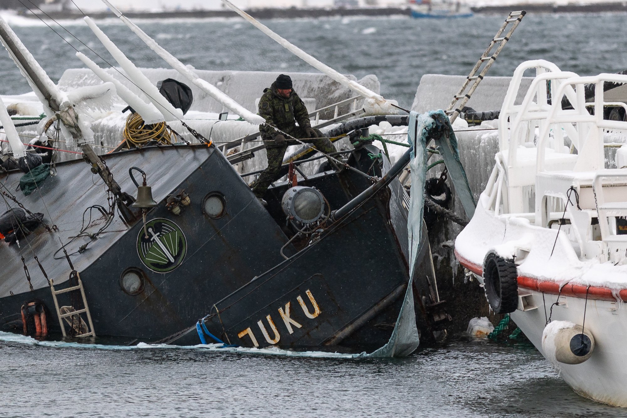 FOTOD | Õppelaev Juku tõsteti merepõhjast pinnale, tööd raskendab karm ilm