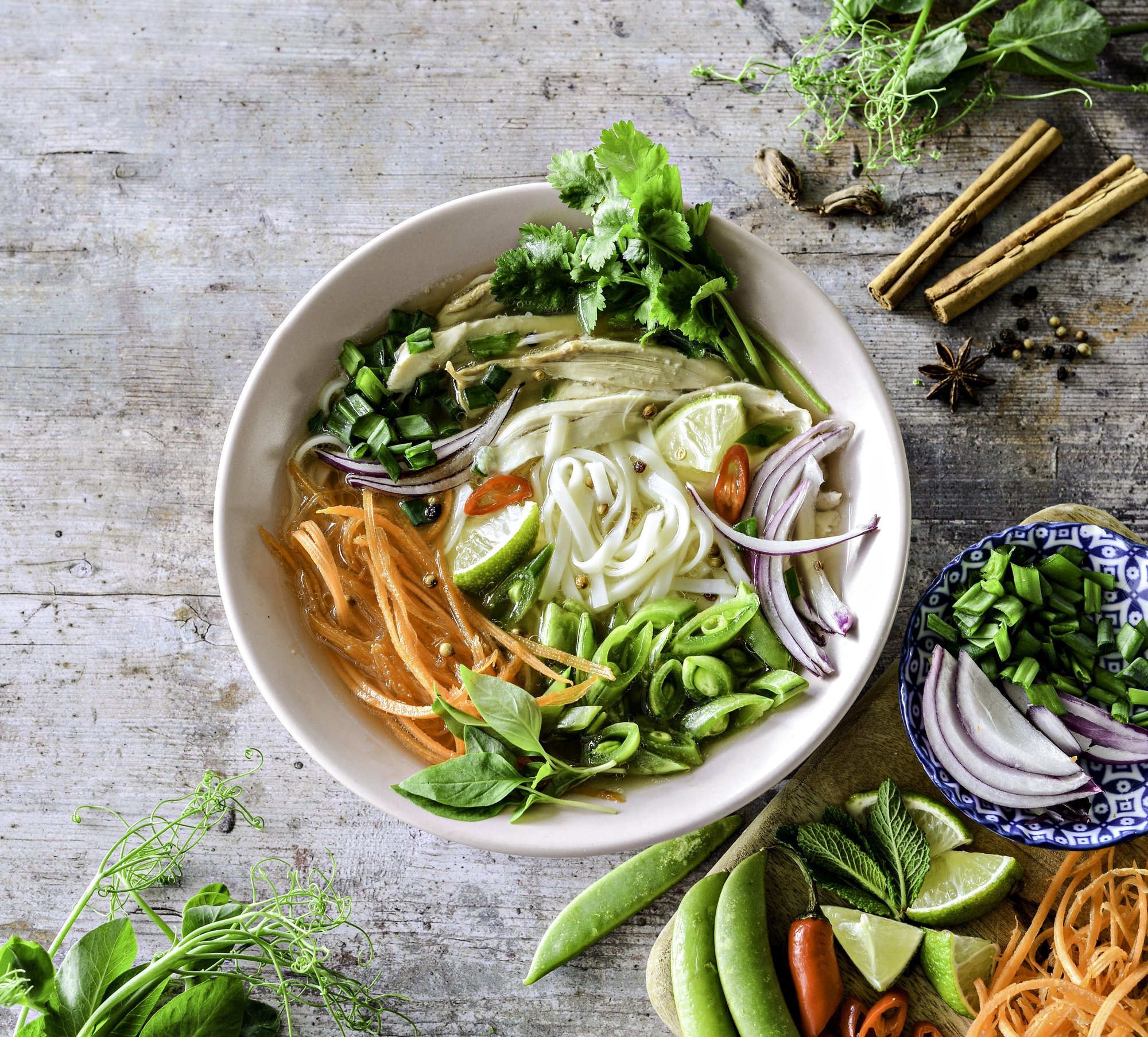 RETSEPTID | Kanasupp on alati hea mõte! 10 põnevamat versiooni kodusest klassikust