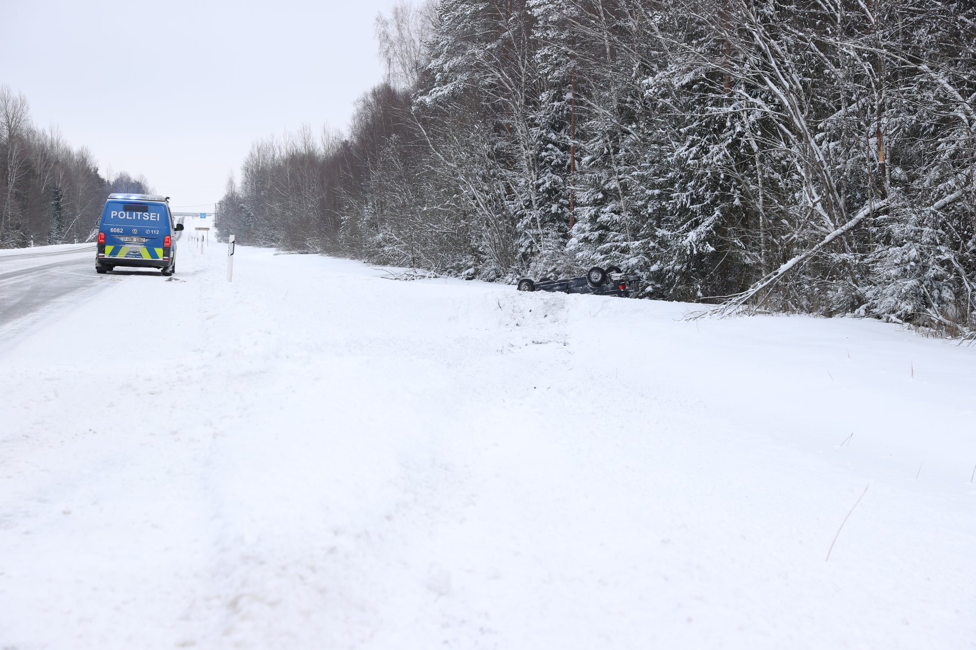 Laupäeval sai liiklusõnnetustes viga 11 inimest. Elvas jäid kaks sõiduautot ja ATV järvejääle kinni
