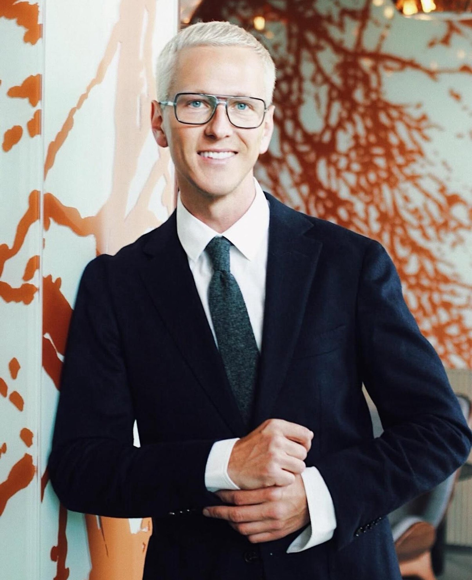 FOTOD | Korralik juuksepahmakas! Türgis juukseid siirdamas käinud Ženja Fokin näitab uut soengut