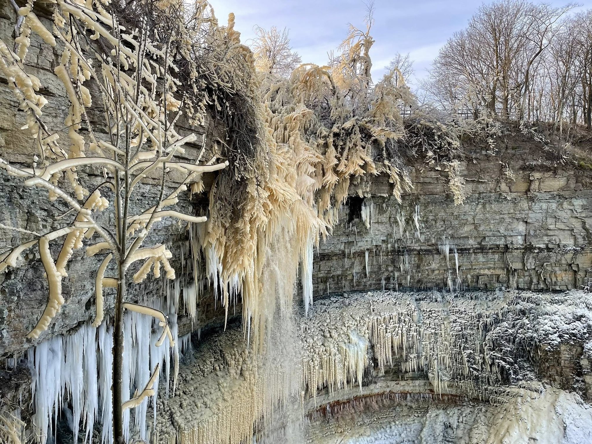 VIDEO | Valaste joa imetlejad pääsesid napilt varingust