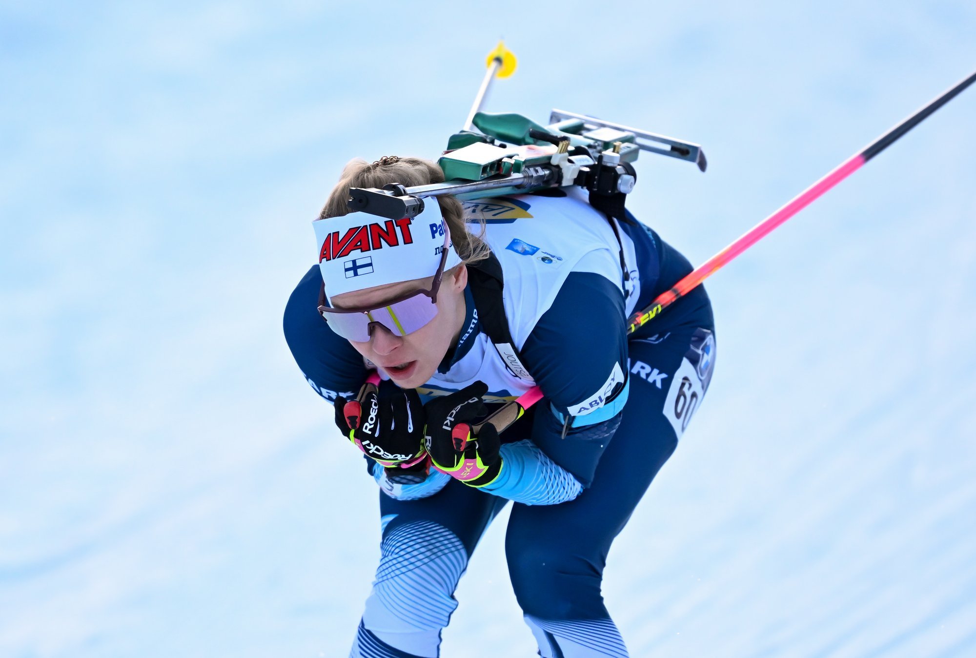 Laskesuusaäss Suvi Minkkinen palus Soome rahvusringhäälingu reporteril intervjuu ajaks kaitsemaski pähe panna