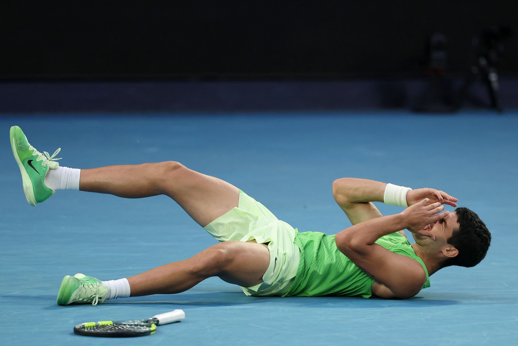 Eepiline tenniselahing Melbourne’is: kolmandas setis vaevu liikuda saanud Carlos Alcaraz võitis Austraalia lahtiste ajaloo pikima poolfinaali