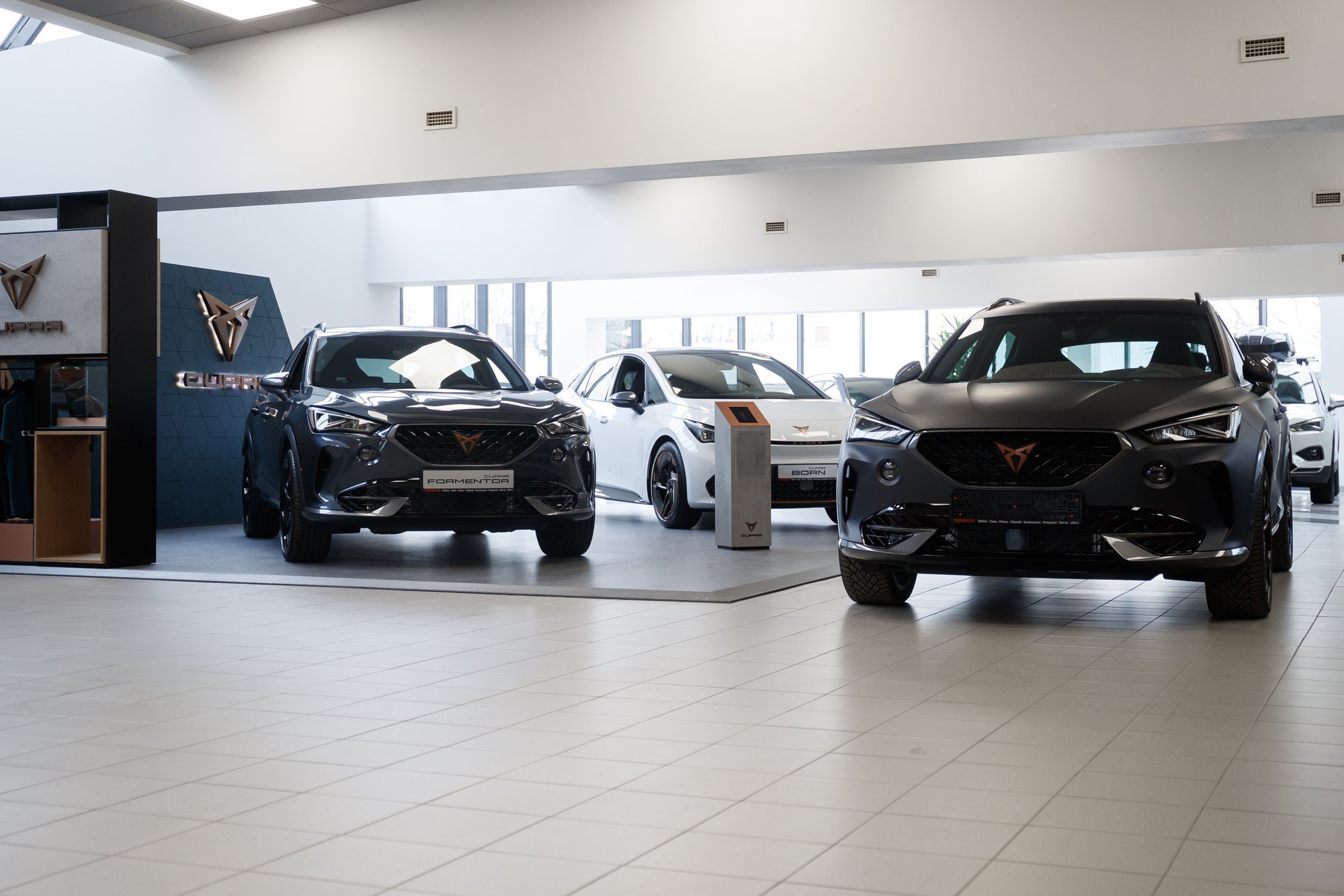 Uute sõiduautode müük langes aastaga ligi kaks korda