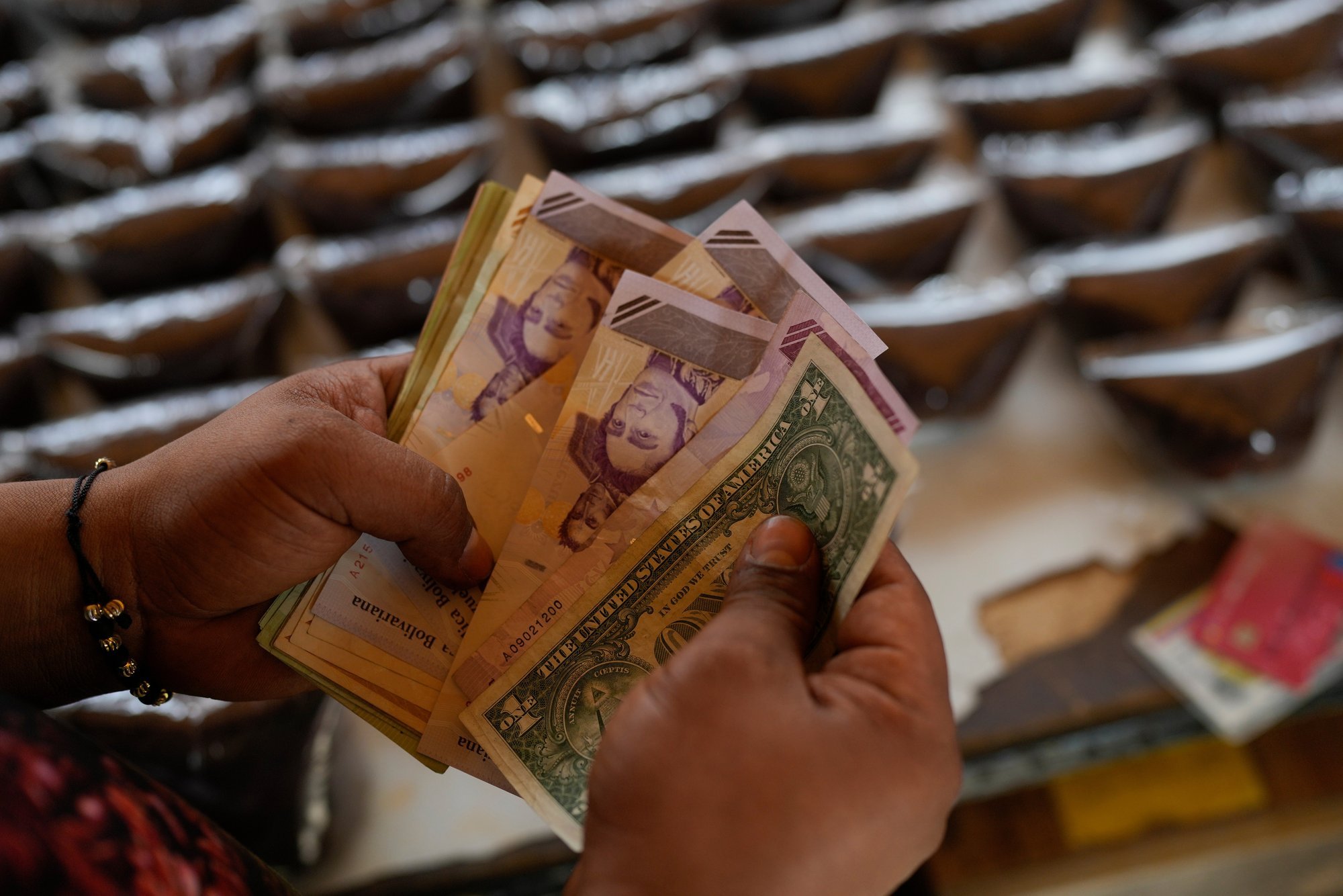 Trump jagab jälle keerulisi lubadusi: paneme nafta voolama. USA võttis Venezuelas üle laostunud riigi